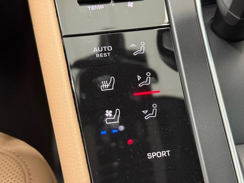Porsche Macan Vehicle Full-screen Gallery Image 22