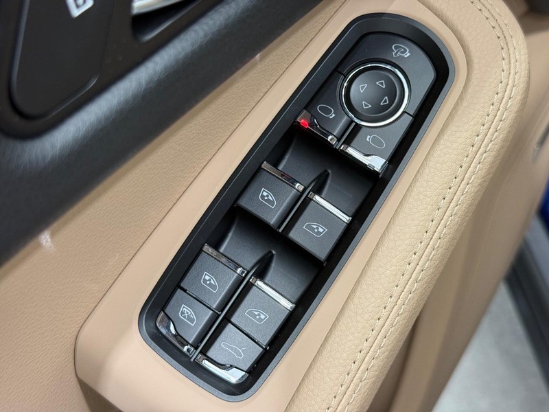 Porsche Macan Vehicle Full-screen Gallery Image 23