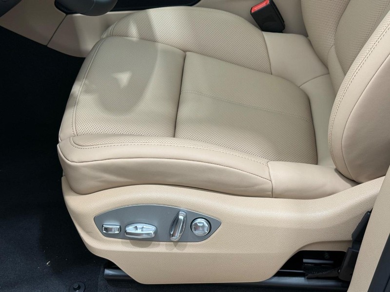 Porsche Macan Vehicle Full-screen Gallery Image 24