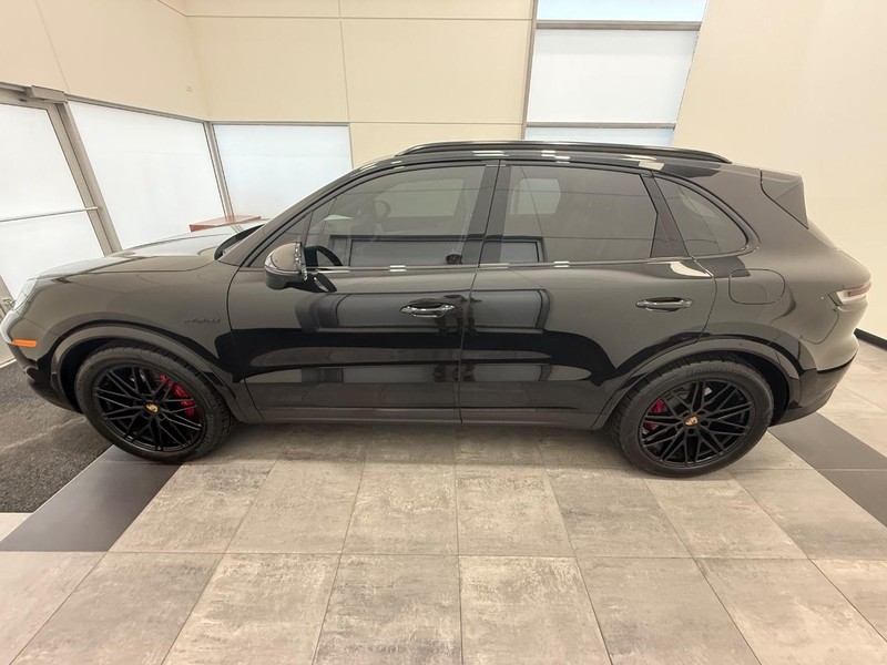 Porsche Cayenne Vehicle Full-screen Gallery Image 02