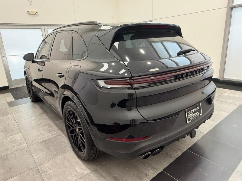 Porsche Cayenne Vehicle Full-screen Gallery Image 03