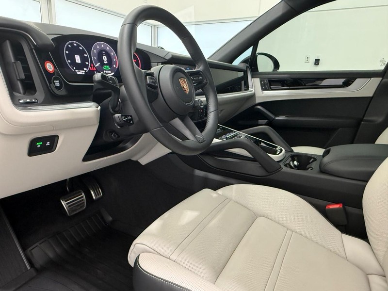 Porsche Cayenne Vehicle Full-screen Gallery Image 04