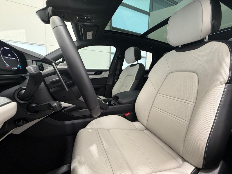 Porsche Cayenne Vehicle Full-screen Gallery Image 05