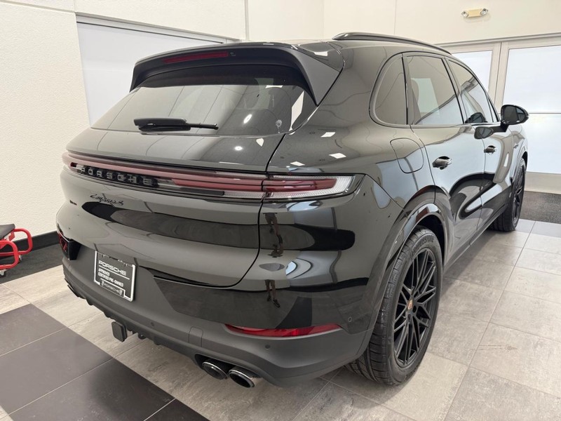 Porsche Cayenne Vehicle Full-screen Gallery Image 07