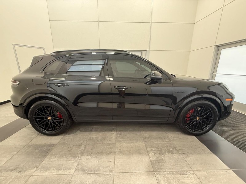 Porsche Cayenne Vehicle Full-screen Gallery Image 09