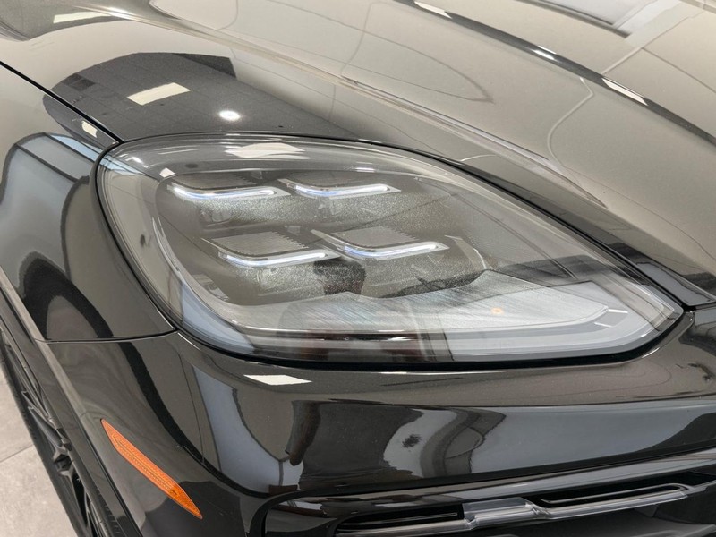 Porsche Cayenne Vehicle Full-screen Gallery Image 11