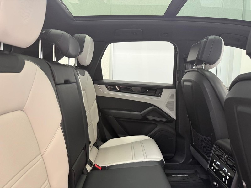 Porsche Cayenne Vehicle Full-screen Gallery Image 13