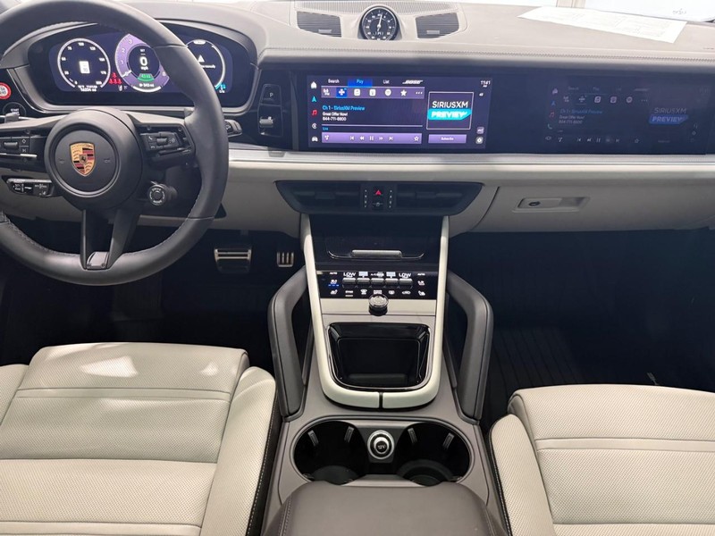 Porsche Cayenne Vehicle Full-screen Gallery Image 14