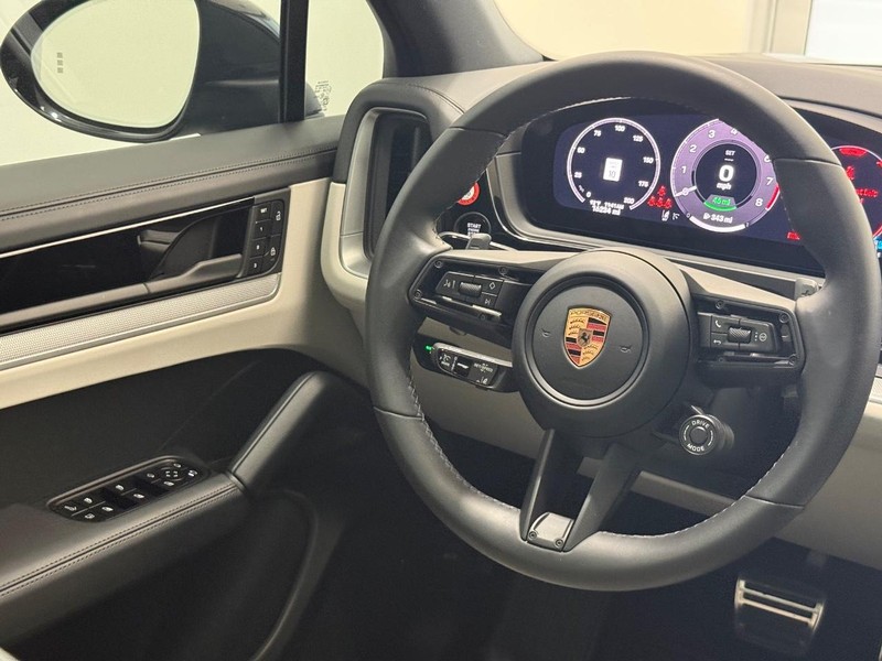Porsche Cayenne Vehicle Full-screen Gallery Image 16