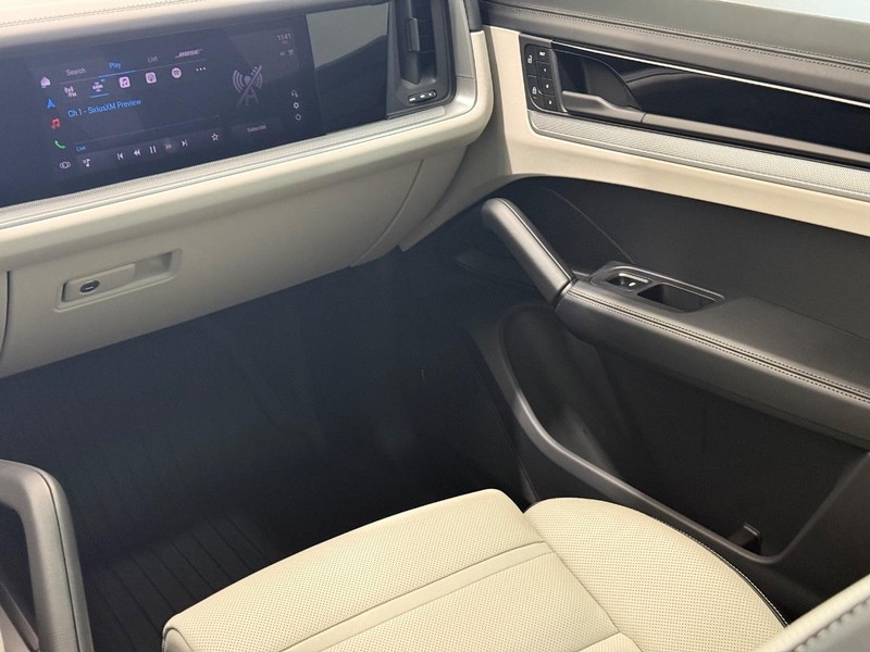 Porsche Cayenne Vehicle Full-screen Gallery Image 17