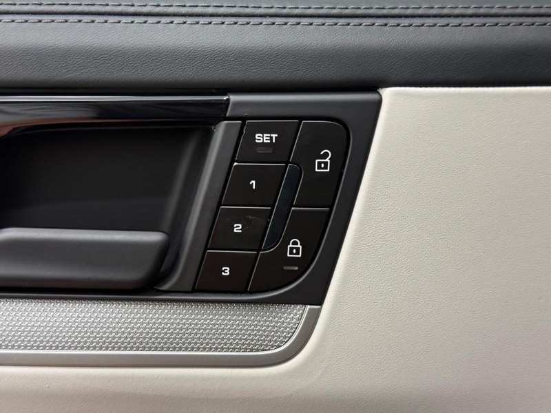 Porsche Cayenne Vehicle Full-screen Gallery Image 18