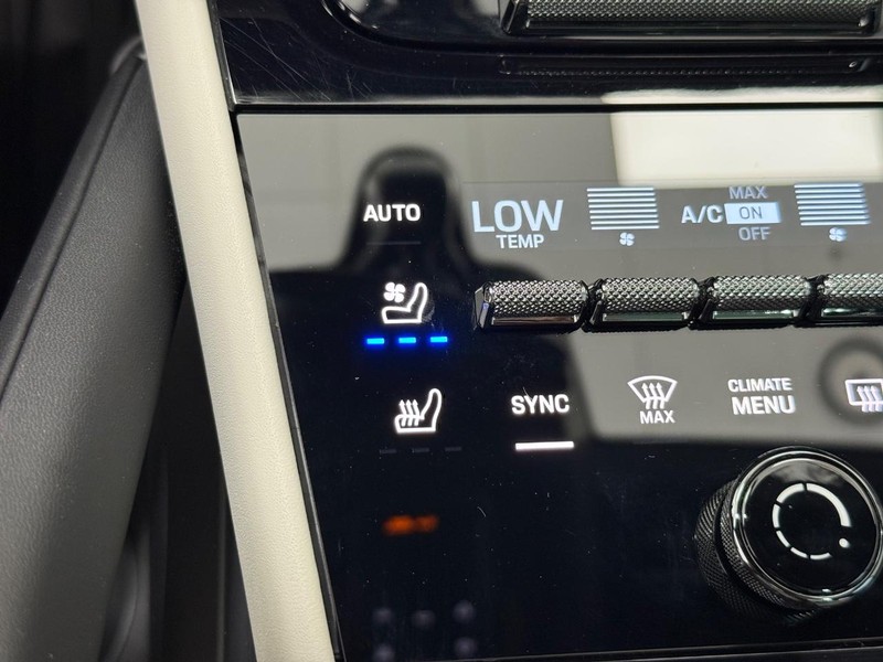 Porsche Cayenne Vehicle Full-screen Gallery Image 23