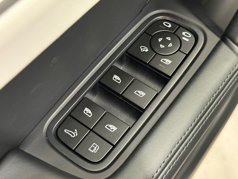 Porsche Cayenne Vehicle Full-screen Gallery Image 24