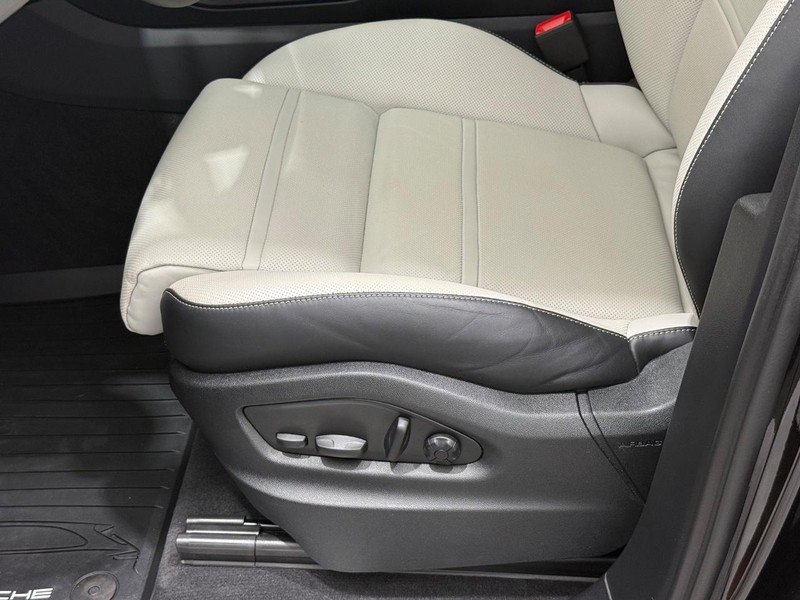 Porsche Cayenne Vehicle Full-screen Gallery Image 25