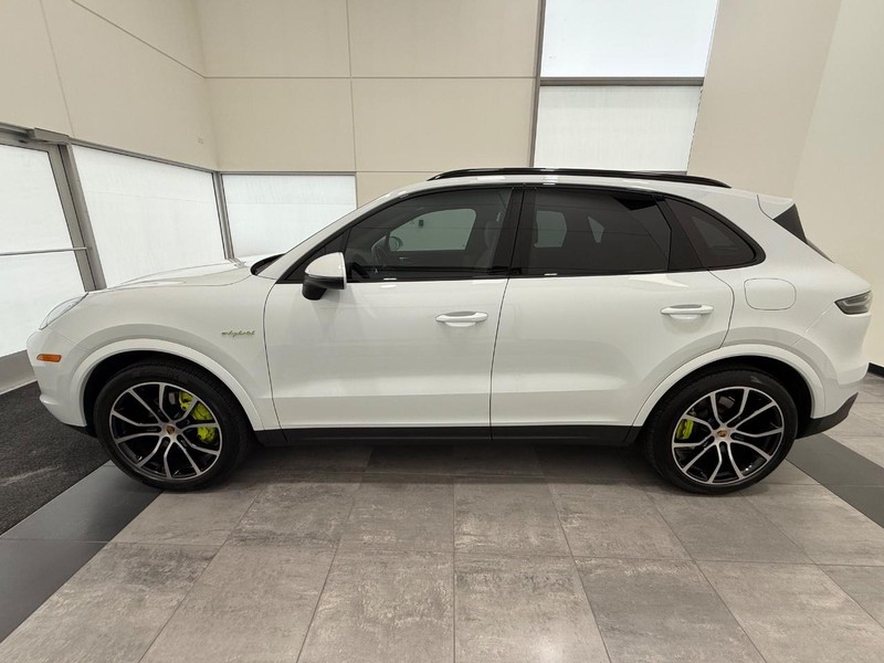 Porsche Cayenne Vehicle Full-screen Gallery Image 2