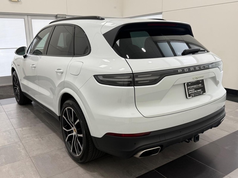 Porsche Cayenne Vehicle Full-screen Gallery Image 3