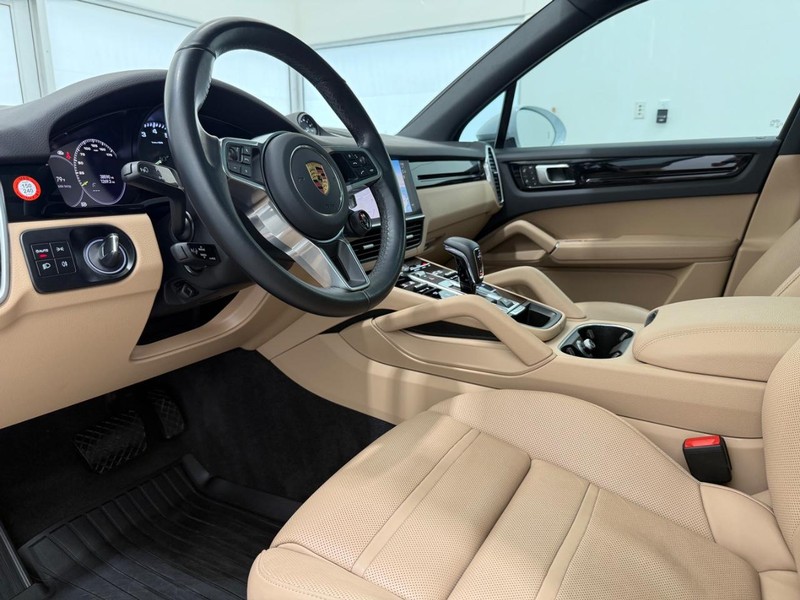 Porsche Cayenne Vehicle Full-screen Gallery Image 4
