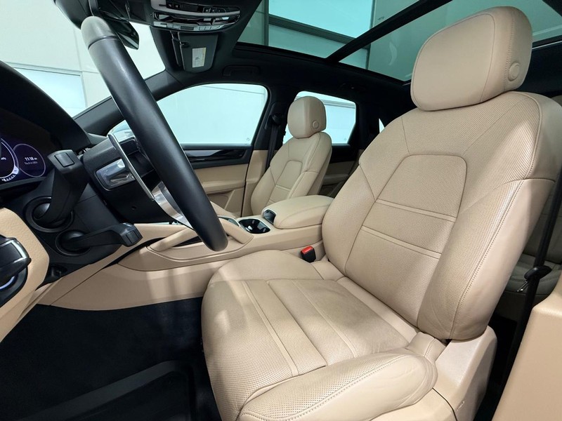 Porsche Cayenne Vehicle Full-screen Gallery Image 5