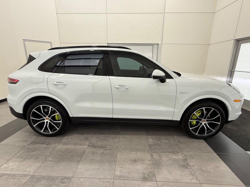 Porsche Cayenne Vehicle Full-screen Gallery Image 9