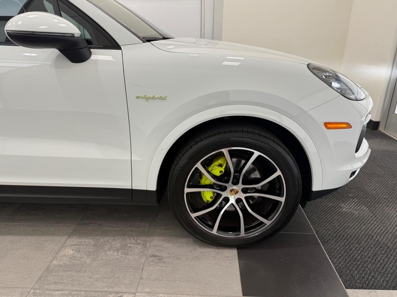 Porsche Cayenne Vehicle Full-screen Gallery Image 10