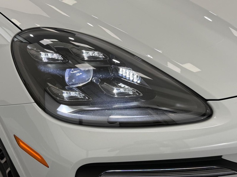 Porsche Cayenne Vehicle Full-screen Gallery Image 11