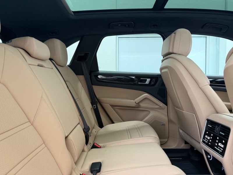 Porsche Cayenne Vehicle Full-screen Gallery Image 13