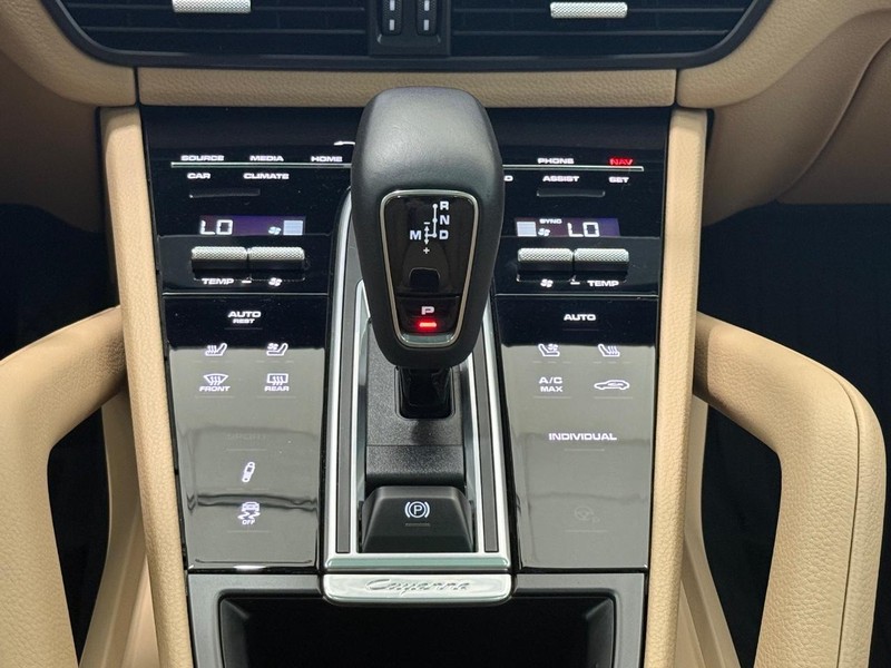Porsche Cayenne Vehicle Full-screen Gallery Image 16