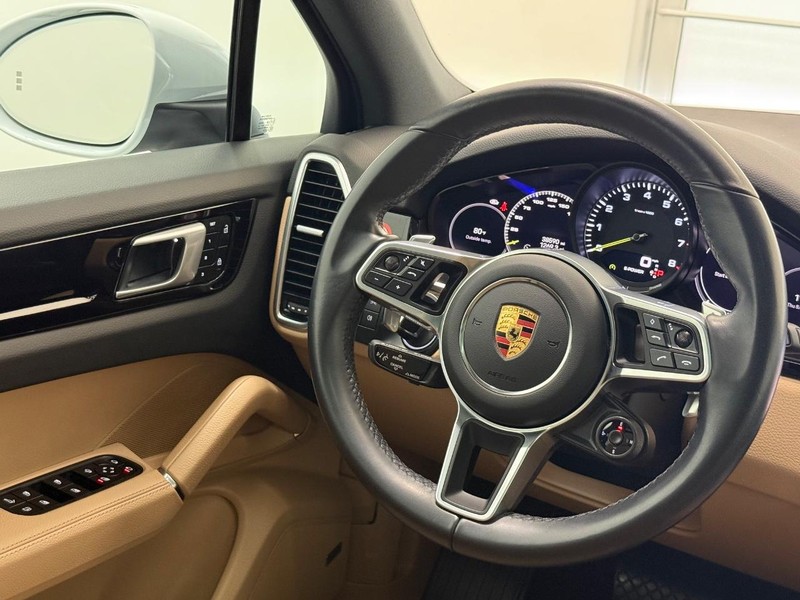Porsche Cayenne Vehicle Full-screen Gallery Image 17