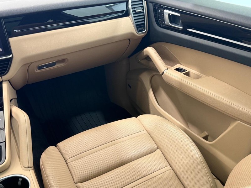 Porsche Cayenne Vehicle Full-screen Gallery Image 18