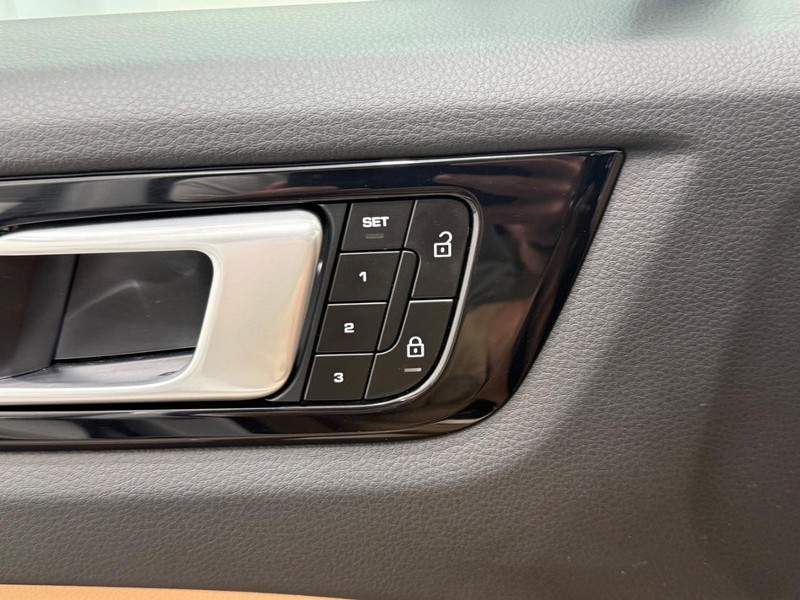 Porsche Cayenne Vehicle Full-screen Gallery Image 19