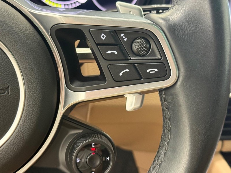 Porsche Cayenne Vehicle Full-screen Gallery Image 21