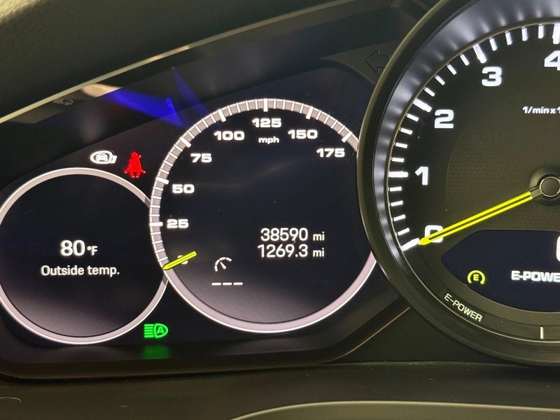 Porsche Cayenne Vehicle Full-screen Gallery Image 22