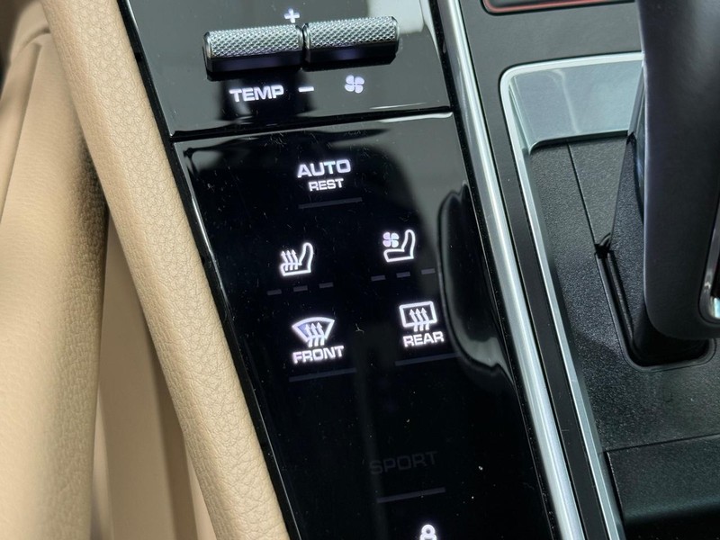 Porsche Cayenne Vehicle Full-screen Gallery Image 23