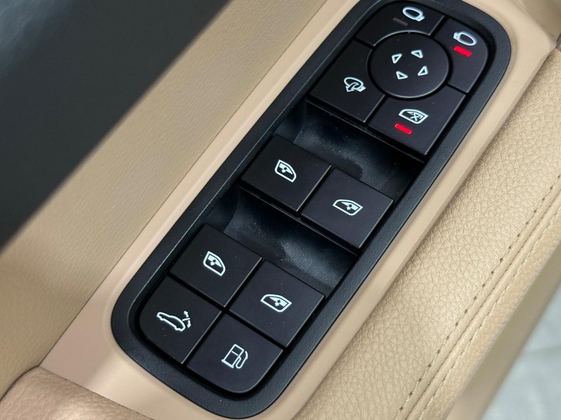 Porsche Cayenne Vehicle Full-screen Gallery Image 25
