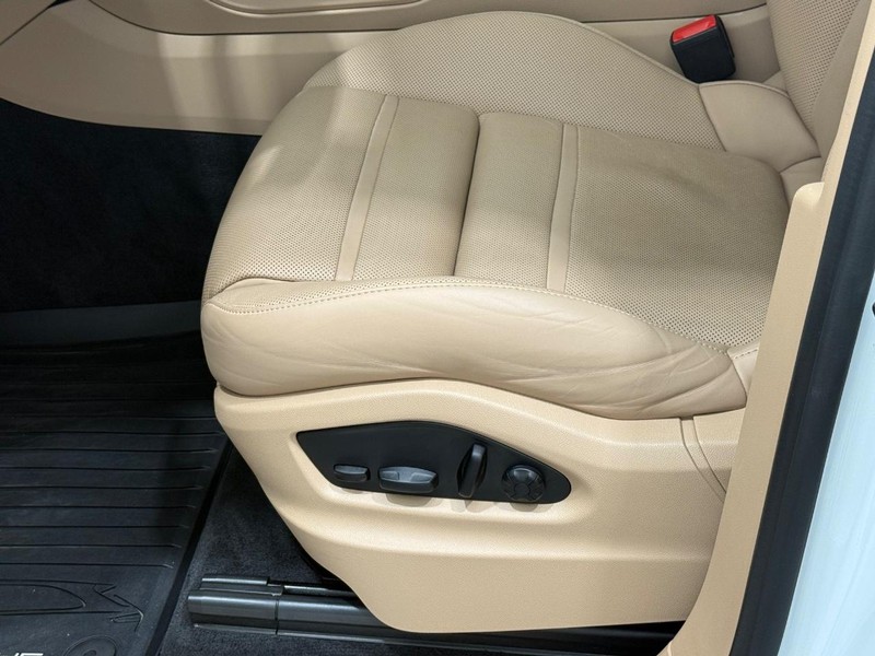 Porsche Cayenne Vehicle Full-screen Gallery Image 26