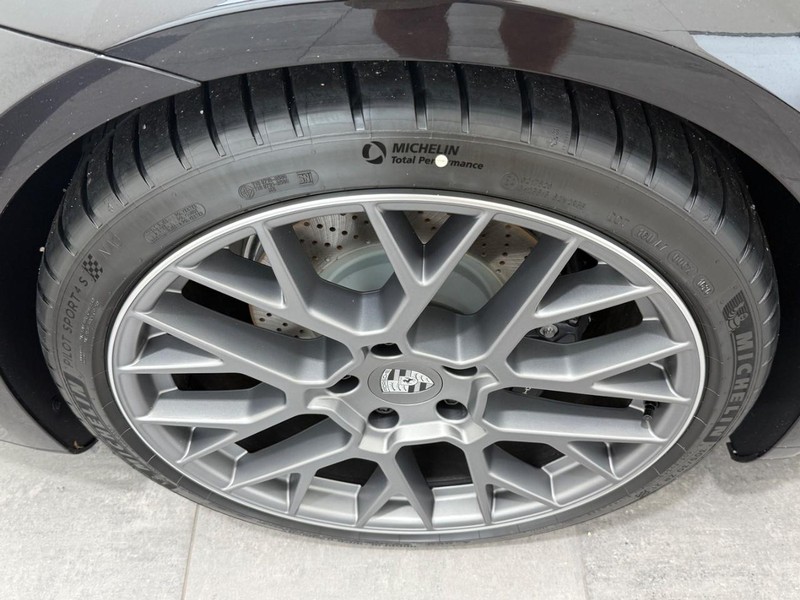 Porsche 911 Vehicle Full-screen Gallery Image 8