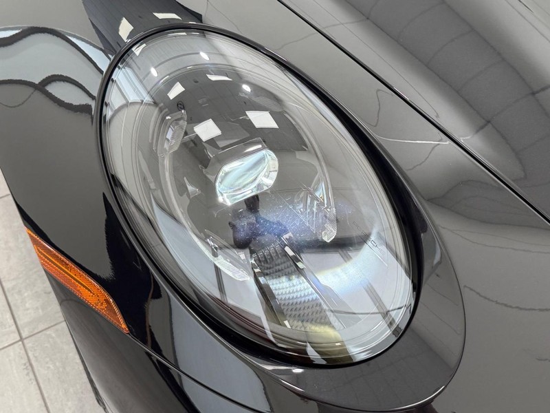 Porsche 911 Vehicle Full-screen Gallery Image 11
