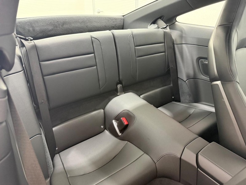 Porsche 911 Vehicle Full-screen Gallery Image 13