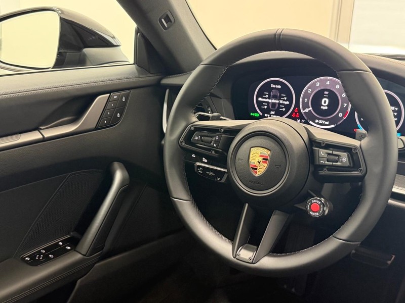 Porsche 911 Vehicle Full-screen Gallery Image 17
