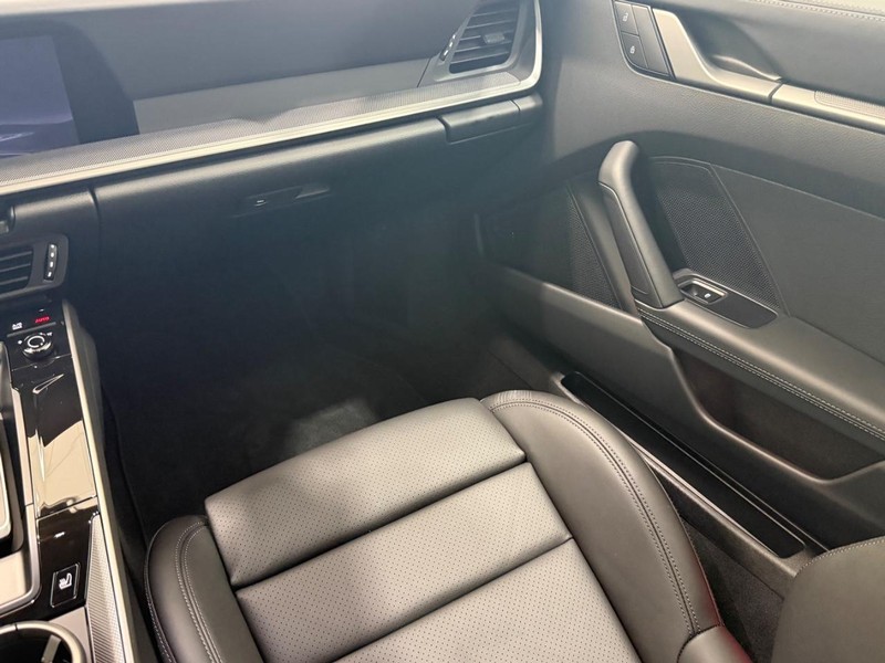 Porsche 911 Vehicle Full-screen Gallery Image 18