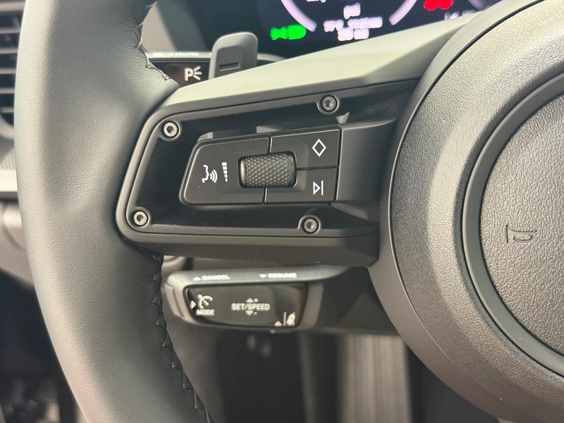 Porsche 911 Vehicle Full-screen Gallery Image 19