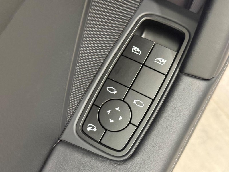 Porsche 911 Vehicle Full-screen Gallery Image 24