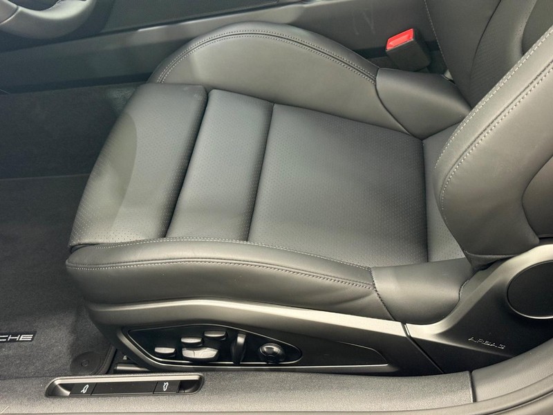 Porsche 911 Vehicle Full-screen Gallery Image 25