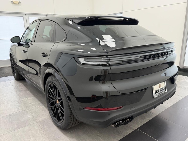 Porsche Cayenne Vehicle Full-screen Gallery Image 3