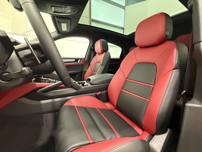 Porsche Cayenne Vehicle Full-screen Gallery Image 5