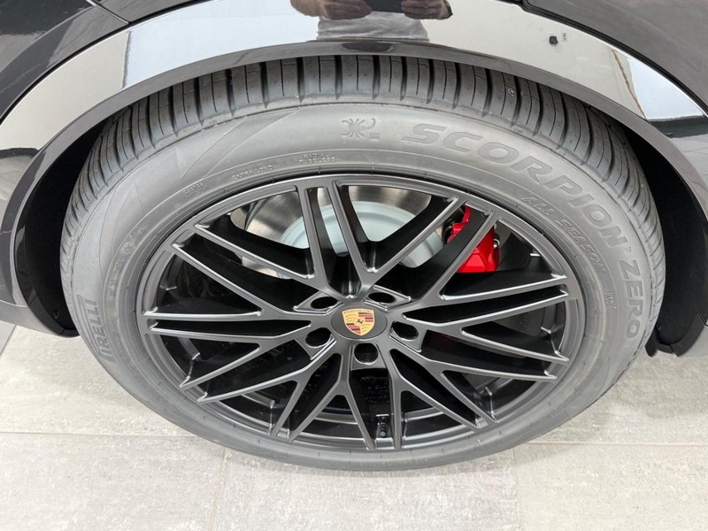 Porsche Cayenne Vehicle Full-screen Gallery Image 8