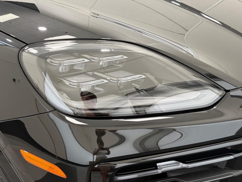 Porsche Cayenne Vehicle Full-screen Gallery Image 11