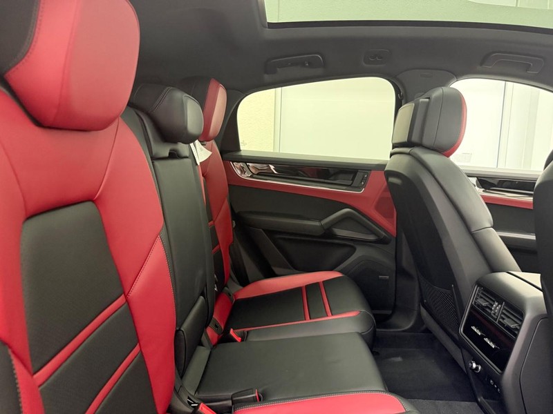 Porsche Cayenne Vehicle Full-screen Gallery Image 13