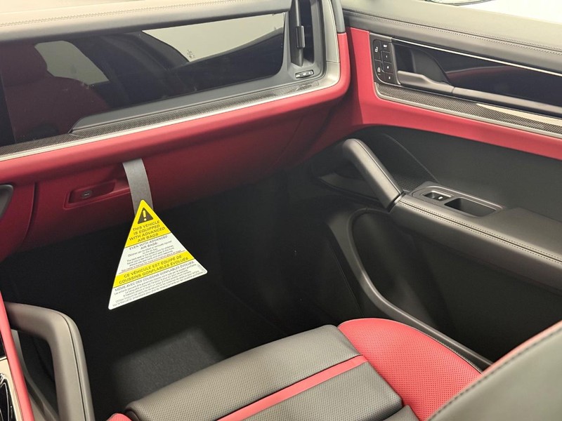 Porsche Cayenne Vehicle Full-screen Gallery Image 17