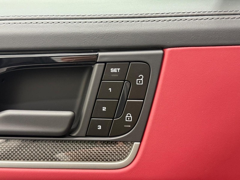Porsche Cayenne Vehicle Full-screen Gallery Image 18